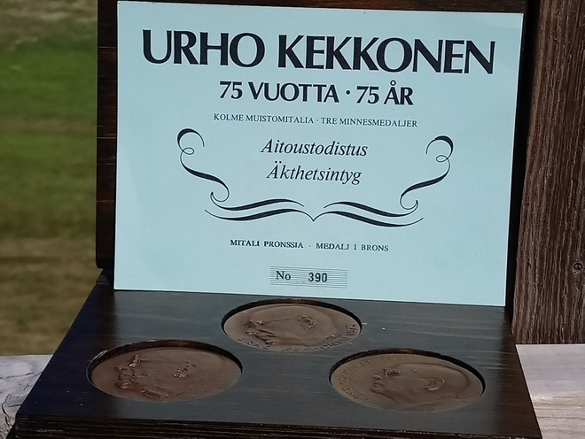 Urho Kekkonen 75 Vuotta. Kolme mitalia. Todistuksella, Numer