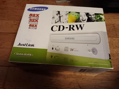 Samsung SW-252FRNS CD-RW levykeasema alkuperäispaketissaan