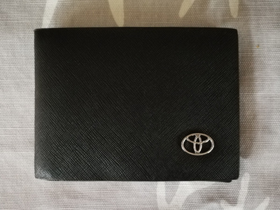 Musta Toyota lompakko