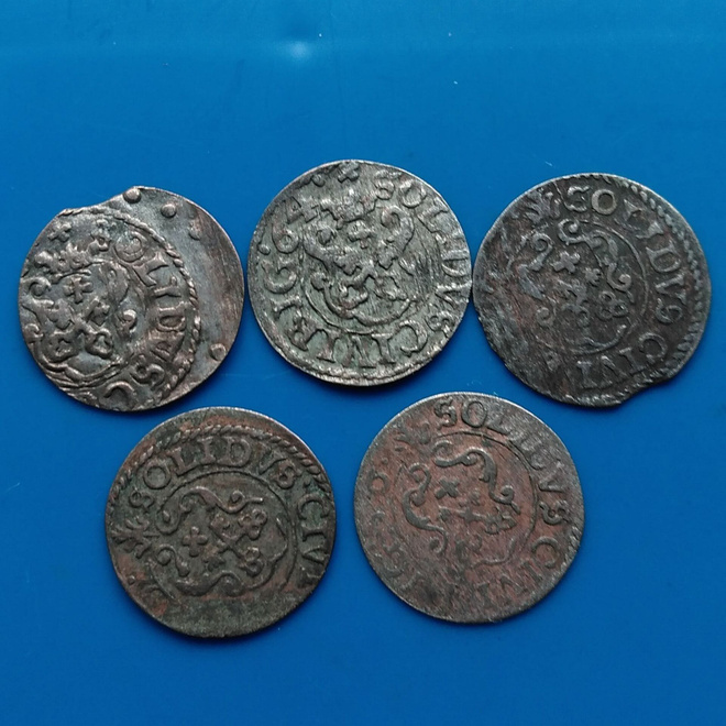1 Solidus pienet 1600-luvun hopearahat 5 kpl