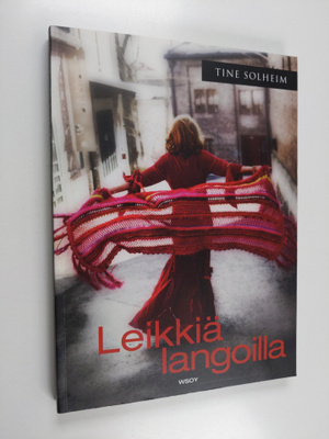 Tine Solheim : Leikkiä langoilla