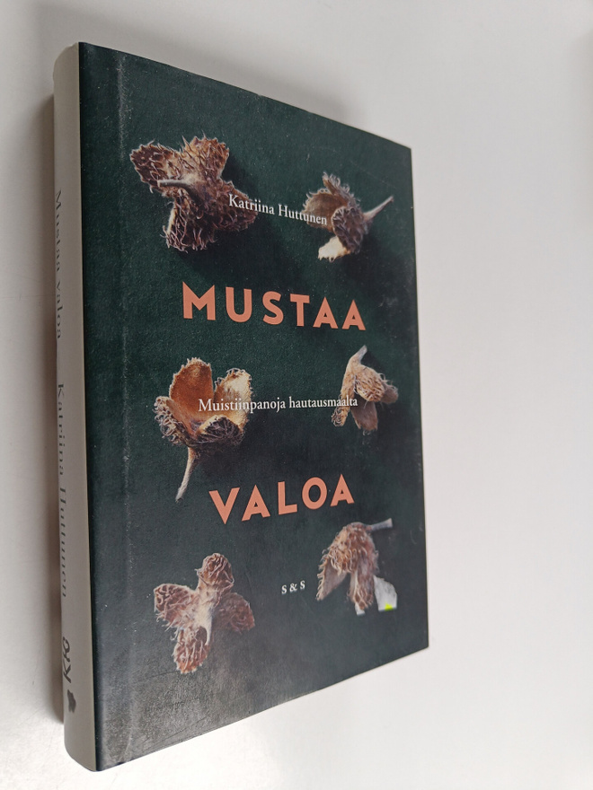 Katriina Huttunen : Mustaa valoa : muistiinpanoja hautaus...