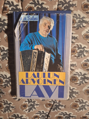 Tuula Salmi : Laulun arvoinen lavi 1p