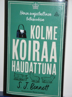 S.J. Bennett : KOLME KOIRAA HAUDATTUNA Hänen majesteettinsa