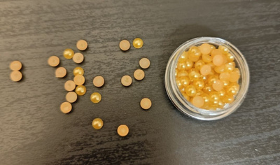 4mm oranssinkeltaisia helmenpuolikkaita 100 kpl
