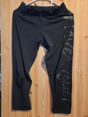 Mustat legginsit tekstillä