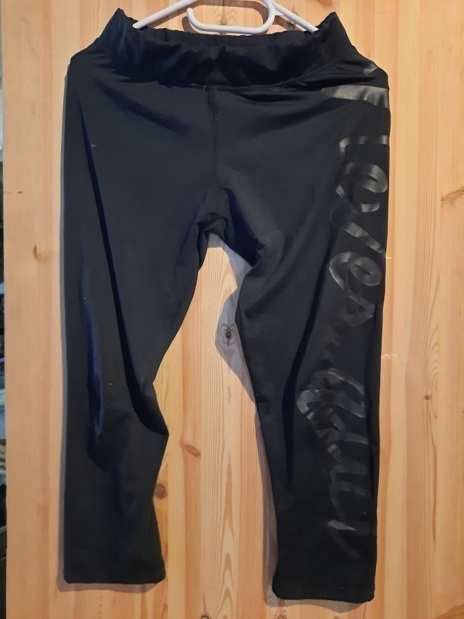 Mustat legginsit tekstillä