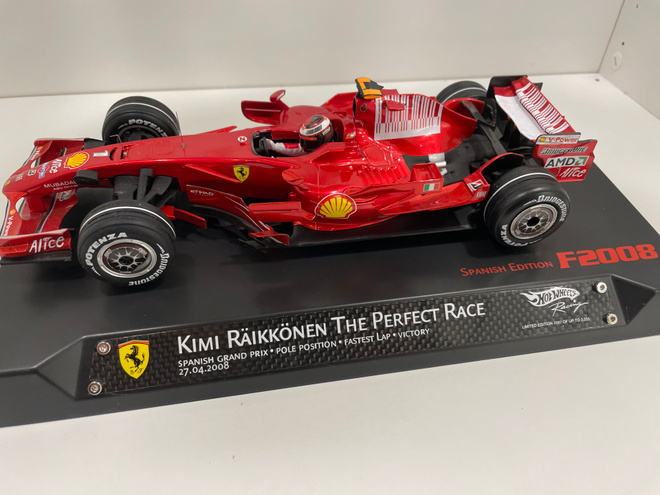 Kimi Räikkönen Ferrari F2008 1/18 pienoismalli
