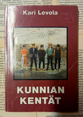Kari Levola - Dingo: Kunnian kentät (nid.)