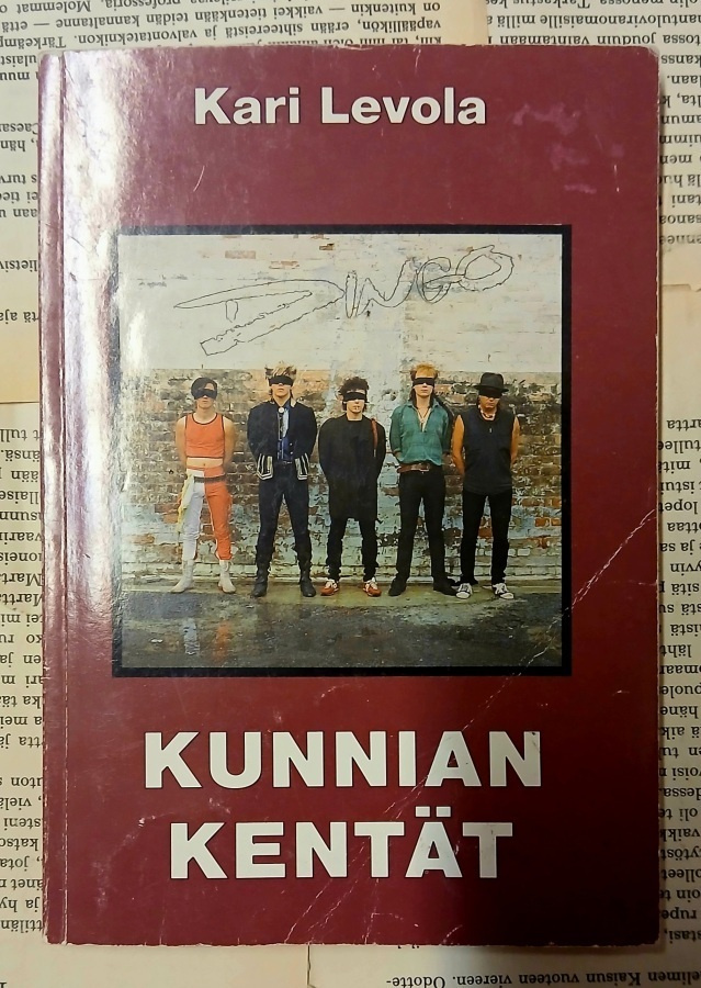 Kari Levola - Dingo: Kunnian kentät (nid.)