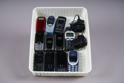 063. Erä matkapuhelimia, mm. Nokia ja Siemens.