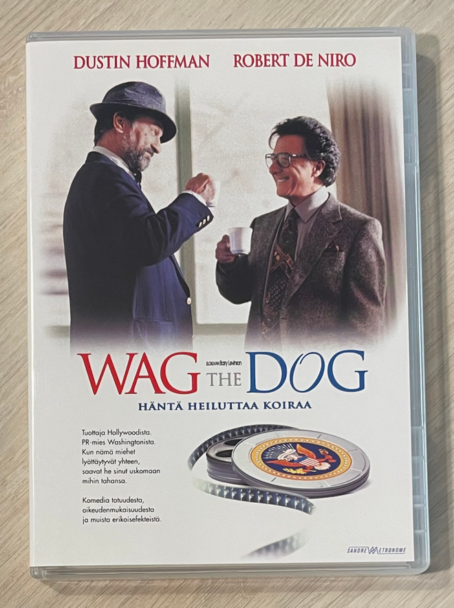 Barry Levinson: WAG THE DOG - häntä heiluttaa koiraa (1997)