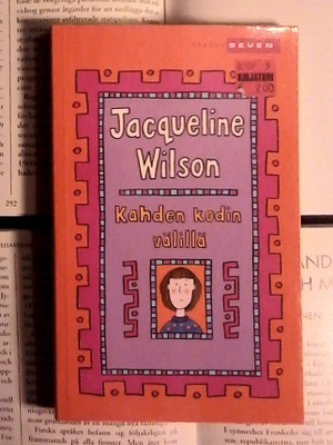 Jacqueline Wilson - Kahden kodin välillä (pokkari)