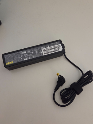 Fujitsu 19V 3.42A 65W laturi (KÄYTTÄMÄTÖN)