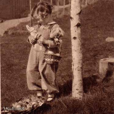 LAPSI / Pieni lapsi pupu sylissään ja munakori. 1930-l.