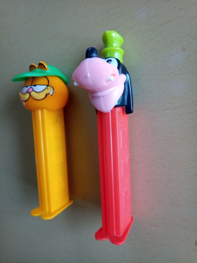 Yksi pez karkkiautomaatti