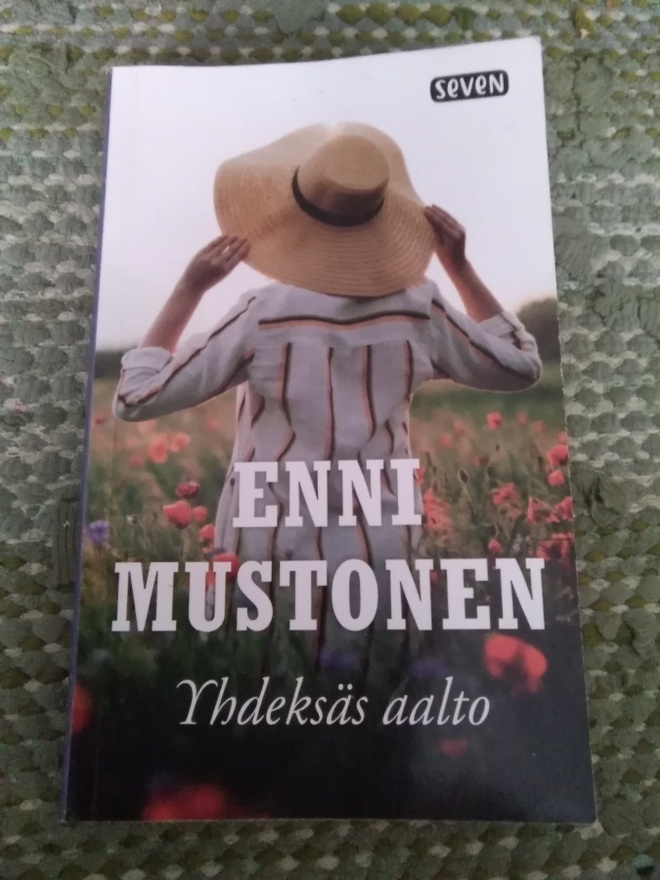 Enni Mustonen: Yhdeksäs aalto -pokkari-