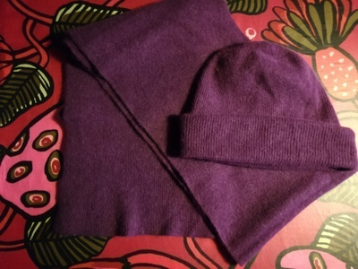 Violetti lila kaulahuivi ja pipo - siistit!