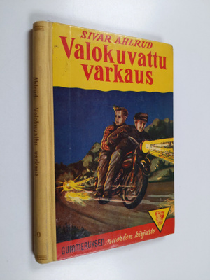 Sivar Ahlrud : Valokuvattu varkaus : poikien seikkailurom...