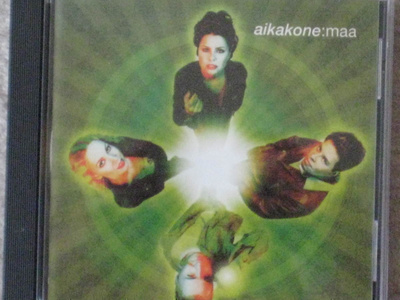 AIKAKONE : MAA