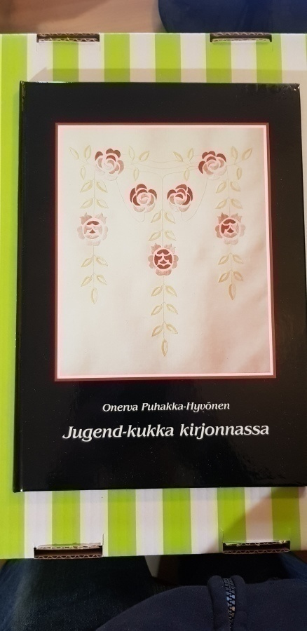 Jugend-kukka kirjonnassa Onerva Puhakka-Hyvönen
