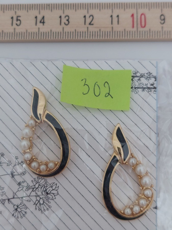 korvakoru nro 302 - 303 : helmi tai naminalle