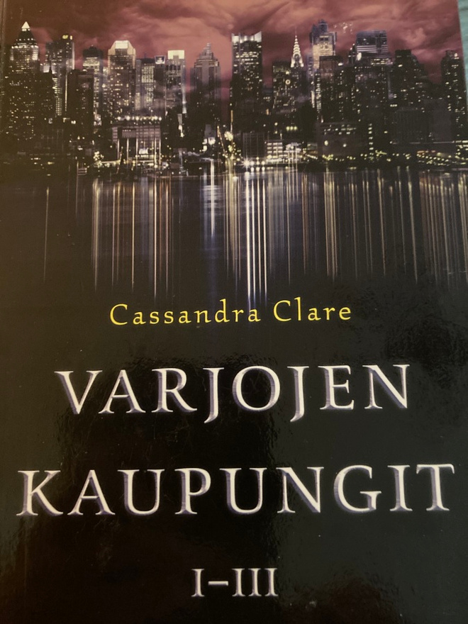 CASSANDRA CLARE: VARJOJEN KAUPUNGIT I-III
