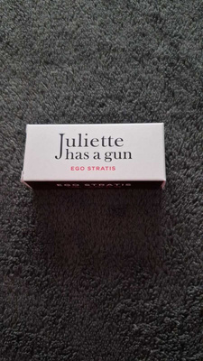 Hajuvesinäyte Juliette Has a Gun Ego Stratis
