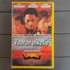 VHS: Vaaran Oikotie / Cutaway (Tom Berenger, Dennis Rodman) - pikkukuva 1