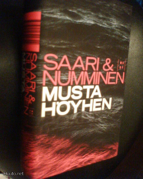 Saari & Numminen MUSTA HÖYHEN ( 1 p. 2012 ) Sis.postikulut