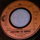 SAGA  ::  SCRATCHING THE SURFACE  ::  VINYYLI   7"   1984 !! - pikkukuva 3