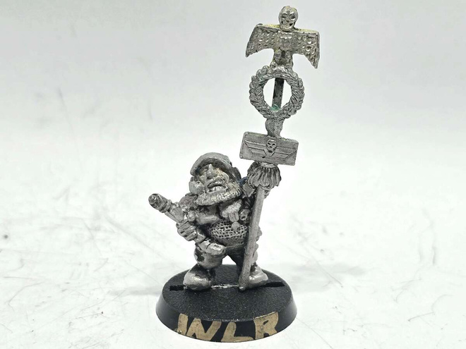 WH40K - Squat Hughes Phalanx Standard Bearer [S181]
