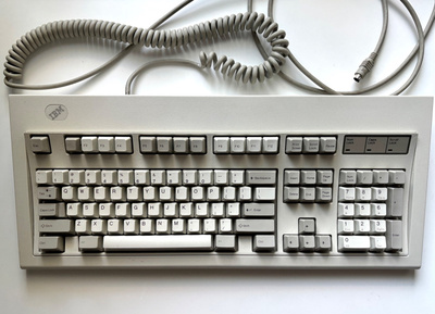 IBM Model M -näppäimistö PS/2-liitännällä
