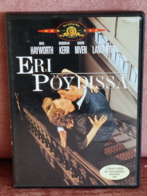 Eri pöydissä