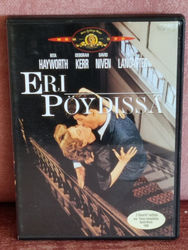Eri pöydissä