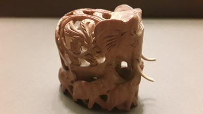 PUUSTA KAIVERETTU NORSU PATSAS, MINIATYYRI KORISTE