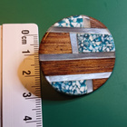 2 puista nappia, pinssi yms. - 2 wooden buttons, pins, etc - pikkukuva 3