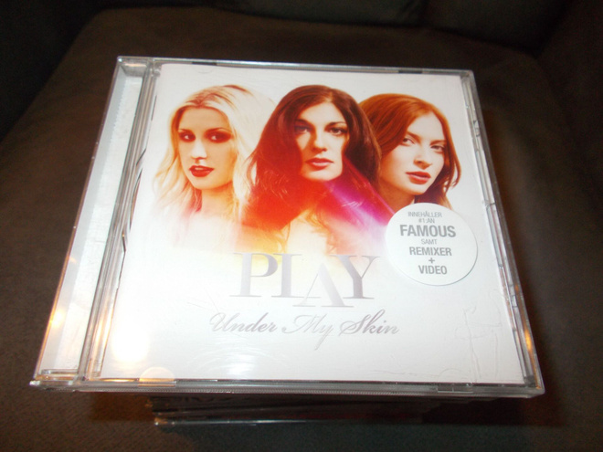 CD PLAY ** UNDER MY SKIN **