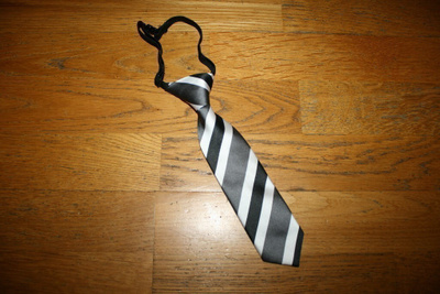 H&M musta-harmaavalkoinen kravatti n. 23 cm