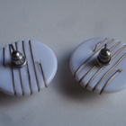 KORVAKORUT 53. VALKEAT PYÖREÄT MUOVIKORUT, MESSINKILANGAT - pikkukuva 4