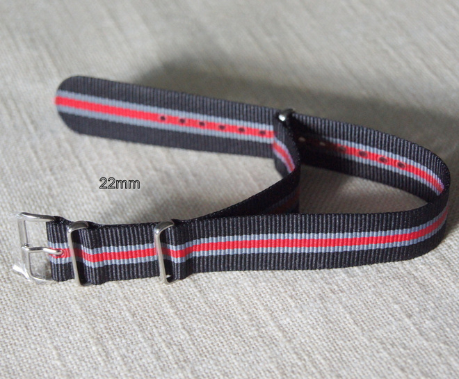 Musta NATO 22mm puna harmaat raidat ranneke