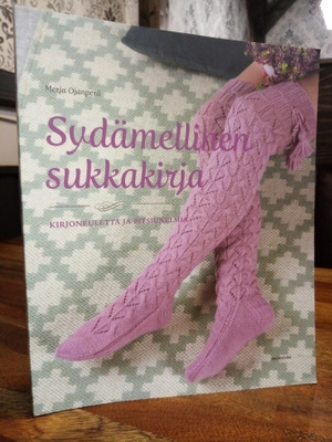 Sydämellinen sukkakirja ( SIS POSTIKULU)