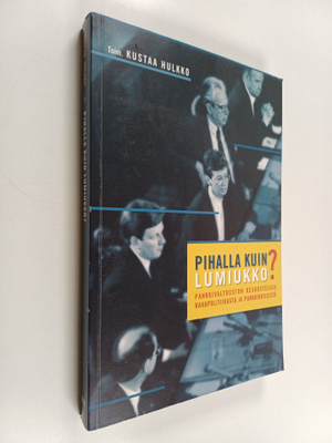 Kustaa (toim.) Hulkko : Pihalla kuin lumiukko : pankkival...