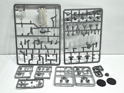 WH40K - 2kpl Space Marine figuja + Accessory spruet [K186]