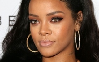 RIHANNA lehtileikkeitä