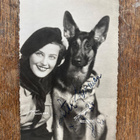 ESTER TOIVONEN ja KOIRA, SIGNEERATTU VALOKUVA, 1938 - pikkukuva 1