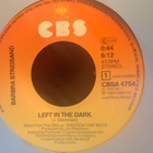 BARBRA STREISAND  ::  LEFT IN THE DARK :: VINYYLI  7"   1984 - pikkukuva 3