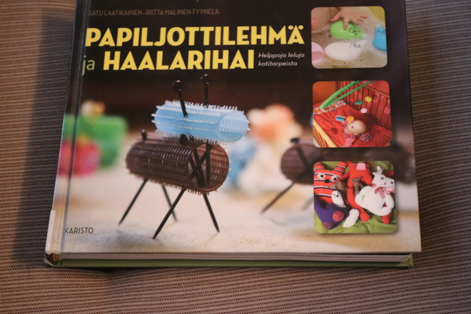 Laatikainen Malinen-Tyynelä : Papiljottilehmä ja haalarihai