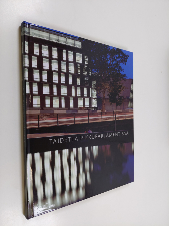 Liisa (toim.) Lindgren : Taidetta Pikkuparlamentissa : Pu...