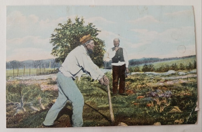 Kuokkija hiki hatussa, isäntä seuraa vieressä, k. k-k 1910